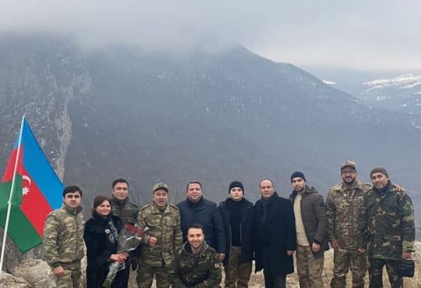 Известные певцы исполнили песню "Şuşanın dağları" в городе Шуша (ВИДЕО)