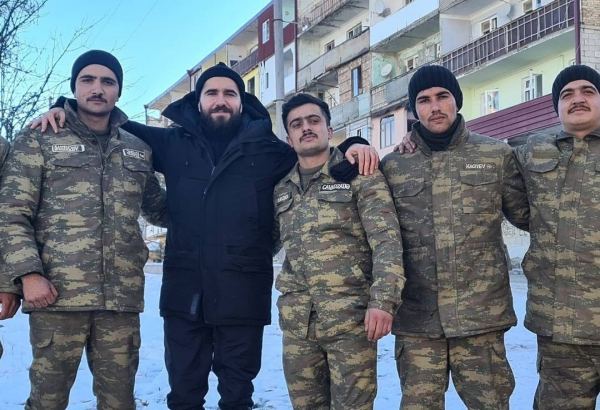 Чингиз Мустафаев исполнил в городе Шуша песню  "Я стал шехидом" (ФОТО/ВИДЕО)