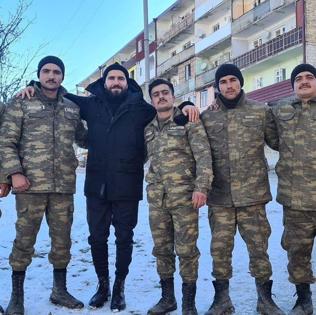 Чингиз Мустафаев исполнил в городе Шуша песню  "Я стал шехидом" (ФОТО/ВИДЕО)