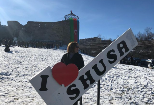 Севда Алекперзаде и азербайджанские солдаты исполнили в городе Шуша народную песню "Сары гялин" (ФОТО/ВИДЕО)