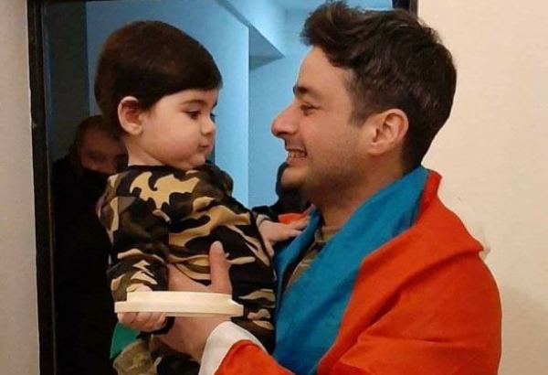 Трогательные моменты встреч детей с отцами, вернувшимися с Карабахской Отечественной войны (ВИДЕО)