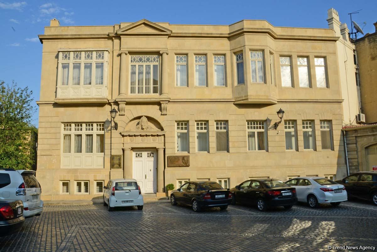 Дух аристократии в Баку! Путешествие в удивительный мир Максуда Ибрагимбекова – книги, коллекция оружия и картин…(ФОТО)