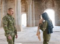 Президент Азербайджана Ильхам Алиев и Первая леди Мехрибан Алиева посетили мечеть в Шуше (ФОТО)
