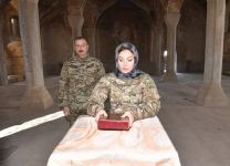 Президент Азербайджана Ильхам Алиев и Первая леди Мехрибан Алиева посетили мечеть в Шуше (ФОТО)