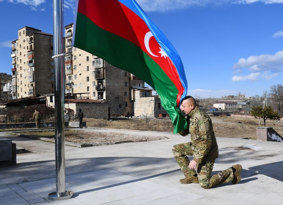 Президент Ильхам Алиев поднял флаг Азербайджана в городе Шуша (ФОТО)