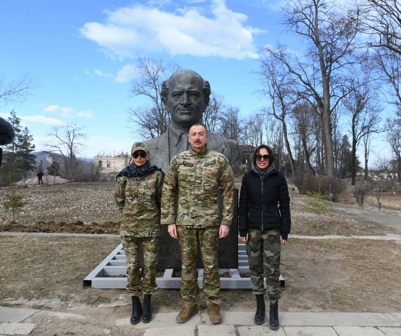 Памятники Узеиру Гаджибейли, Бюльбюлю и Натаван возвращены в город Шуша (ФОТО)