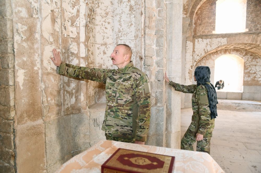 Президент Азербайджана Ильхам Алиев и Первая леди Мехрибан Алиева посетили мечеть в Шуше (ФОТО)