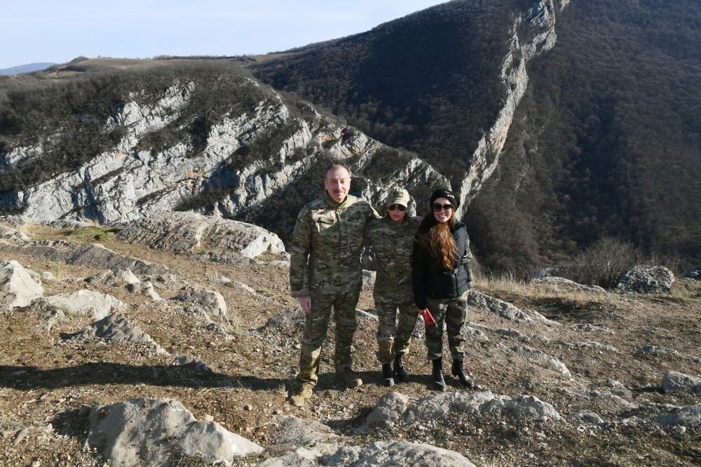 Президент Ильхам Алиев заложил фундамент дороги Физули-Шуша и аэропорта в Физулинском районе, совершил поездку в город Шуша (ФОТО/ВИДЕО)