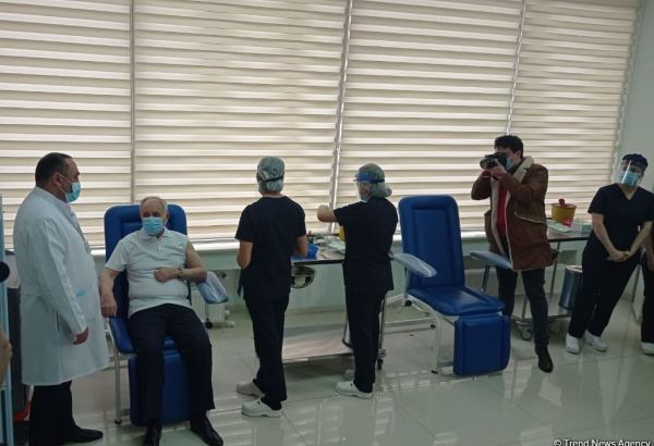 Министр здравоохранения Огтай Ширалиев и глава TƏBİB Рамин Байрамлы прошли вакцинацию  от COVID-19 (ФОТО)