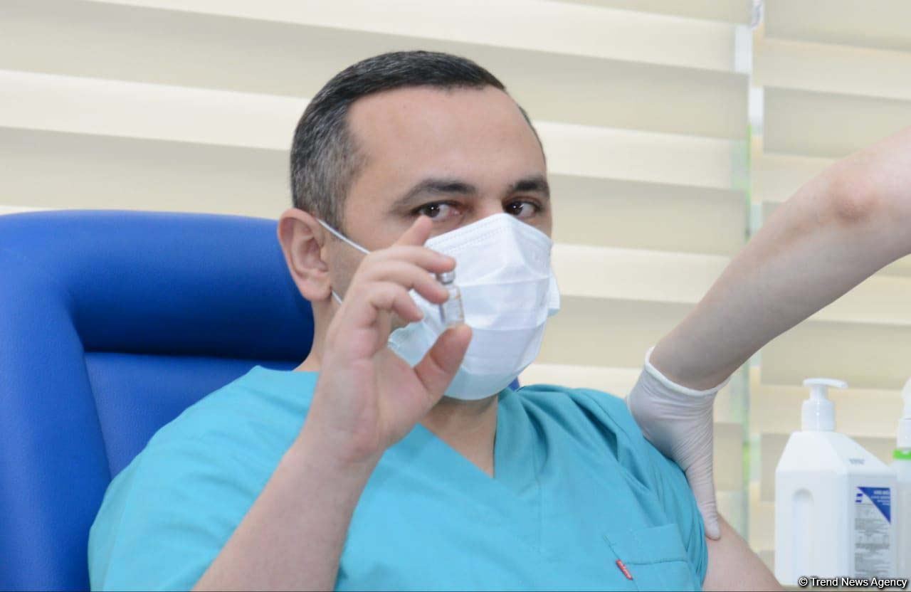 Министр здравоохранения Огтай Ширалиев и глава TƏBİB Рамин Байрамлы прошли вакцинацию  от COVID-19 (ФОТО)