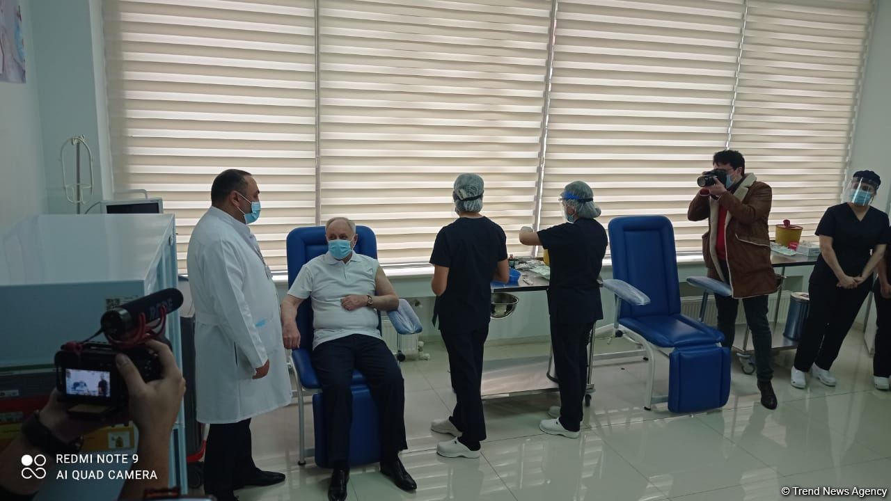 Министр здравоохранения Огтай Ширалиев и глава TƏBİB Рамин Байрамлы прошли вакцинацию  от COVID-19 (ФОТО)