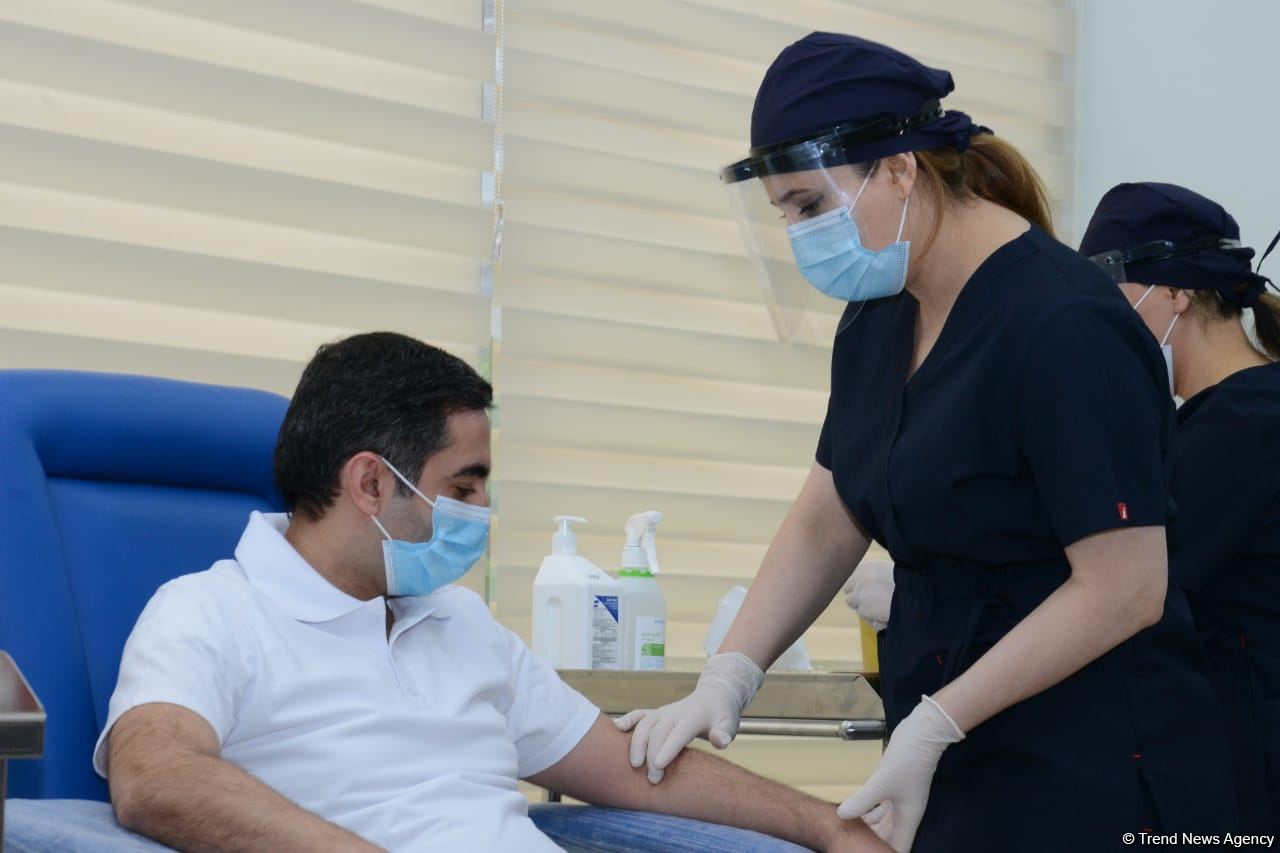 Министр здравоохранения Огтай Ширалиев и глава TƏBİB Рамин Байрамлы прошли вакцинацию  от COVID-19 (ФОТО)