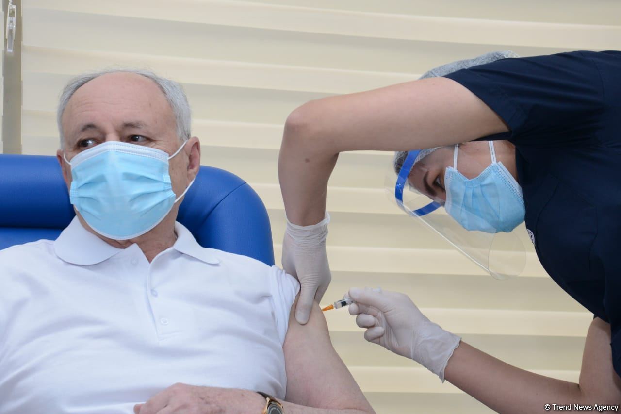 Министр здравоохранения Огтай Ширалиев и глава TƏBİB Рамин Байрамлы прошли вакцинацию  от COVID-19 (ФОТО)