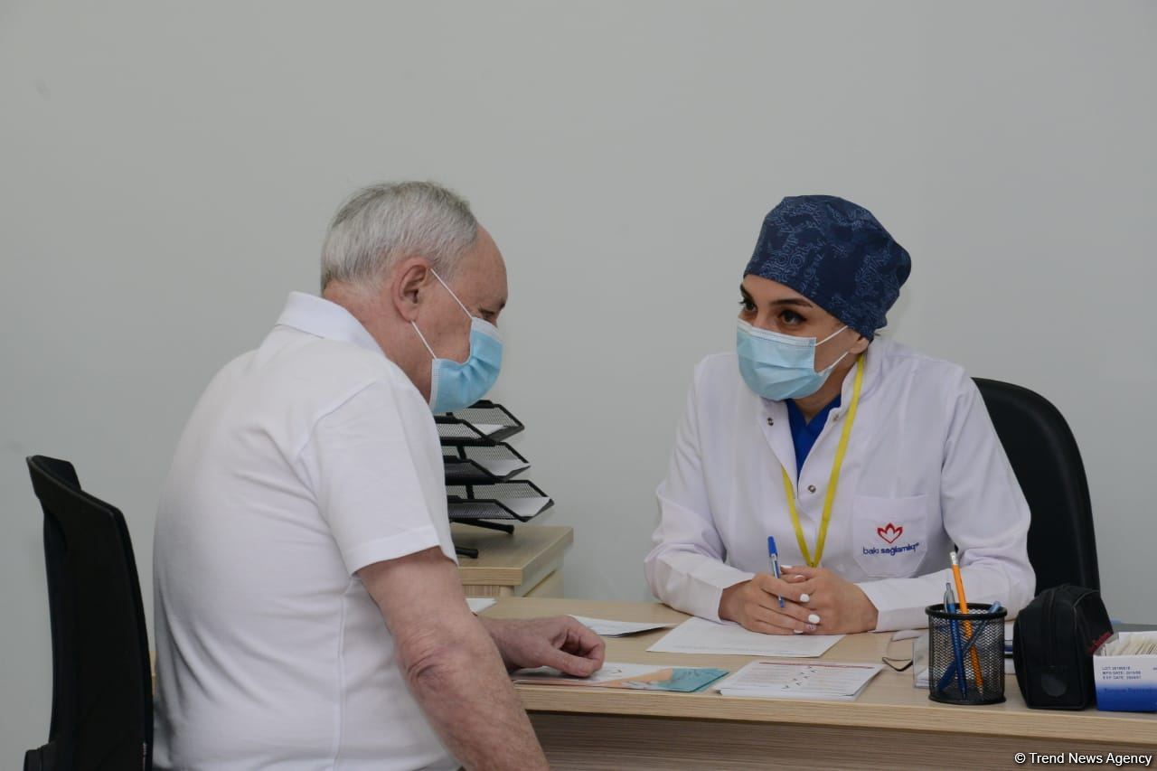 Министр здравоохранения Огтай Ширалиев и глава TƏBİB Рамин Байрамлы прошли вакцинацию  от COVID-19 (ФОТО)