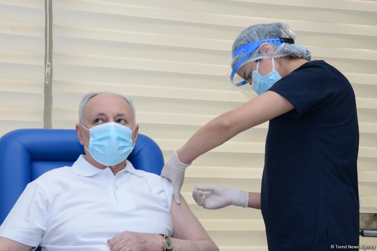 Министр здравоохранения Огтай Ширалиев и глава TƏBİB Рамин Байрамлы прошли вакцинацию  от COVID-19 (ФОТО)