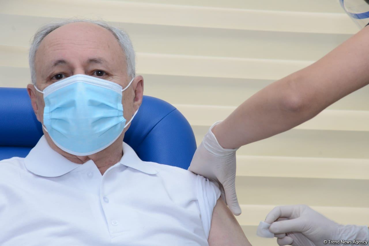 Министр здравоохранения Огтай Ширалиев и глава TƏBİB Рамин Байрамлы прошли вакцинацию  от COVID-19 (ФОТО)