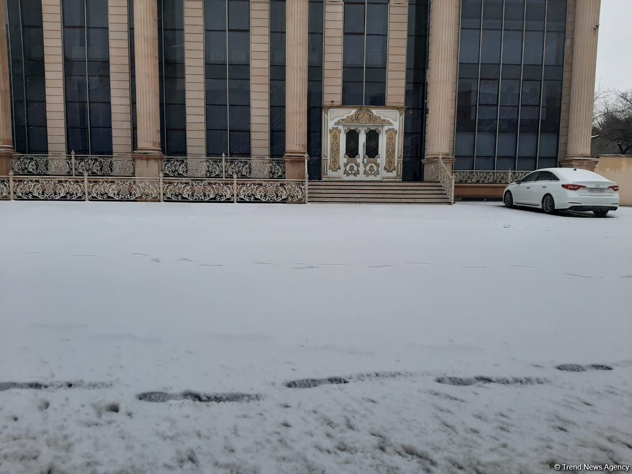 В Баку выпал первый снег (ФОТО)