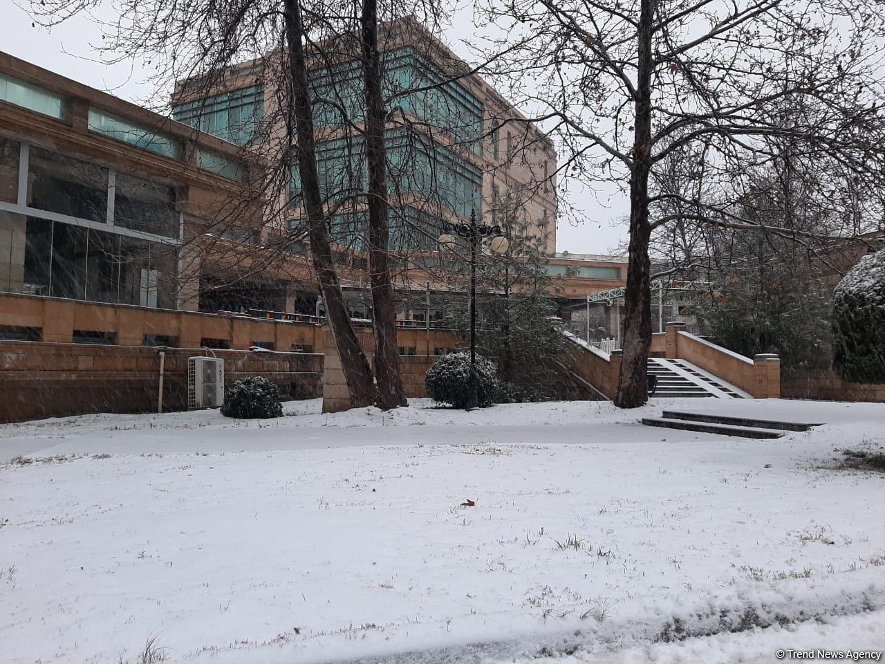 В Баку выпал первый снег (ФОТО)