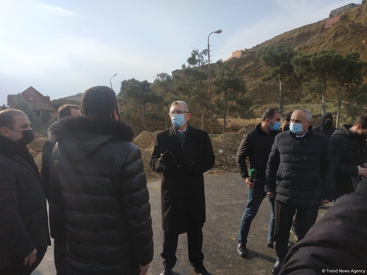 На территории оползня в Сабаильском районе Баку идет работа по устранению ущерба  - ИВ (ФОТО)
