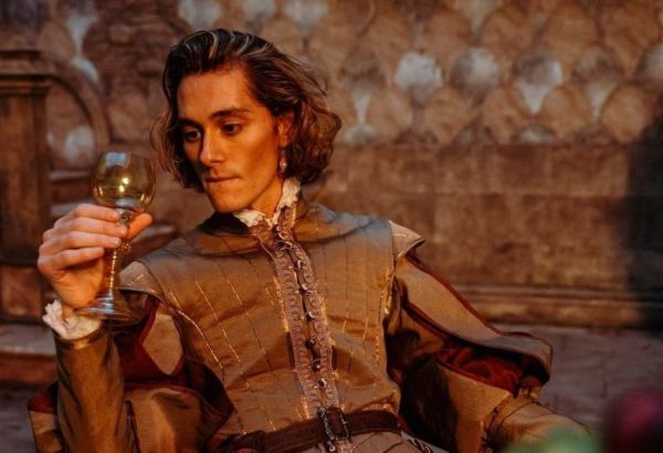 В России покажут, как азербайджанский актер превратился в эгоистичного принца (ФОТО)