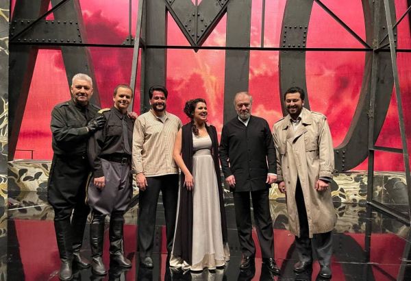 Она бросается с крыши замка вниз… - азербайджанцы в Санкт-Петербурге