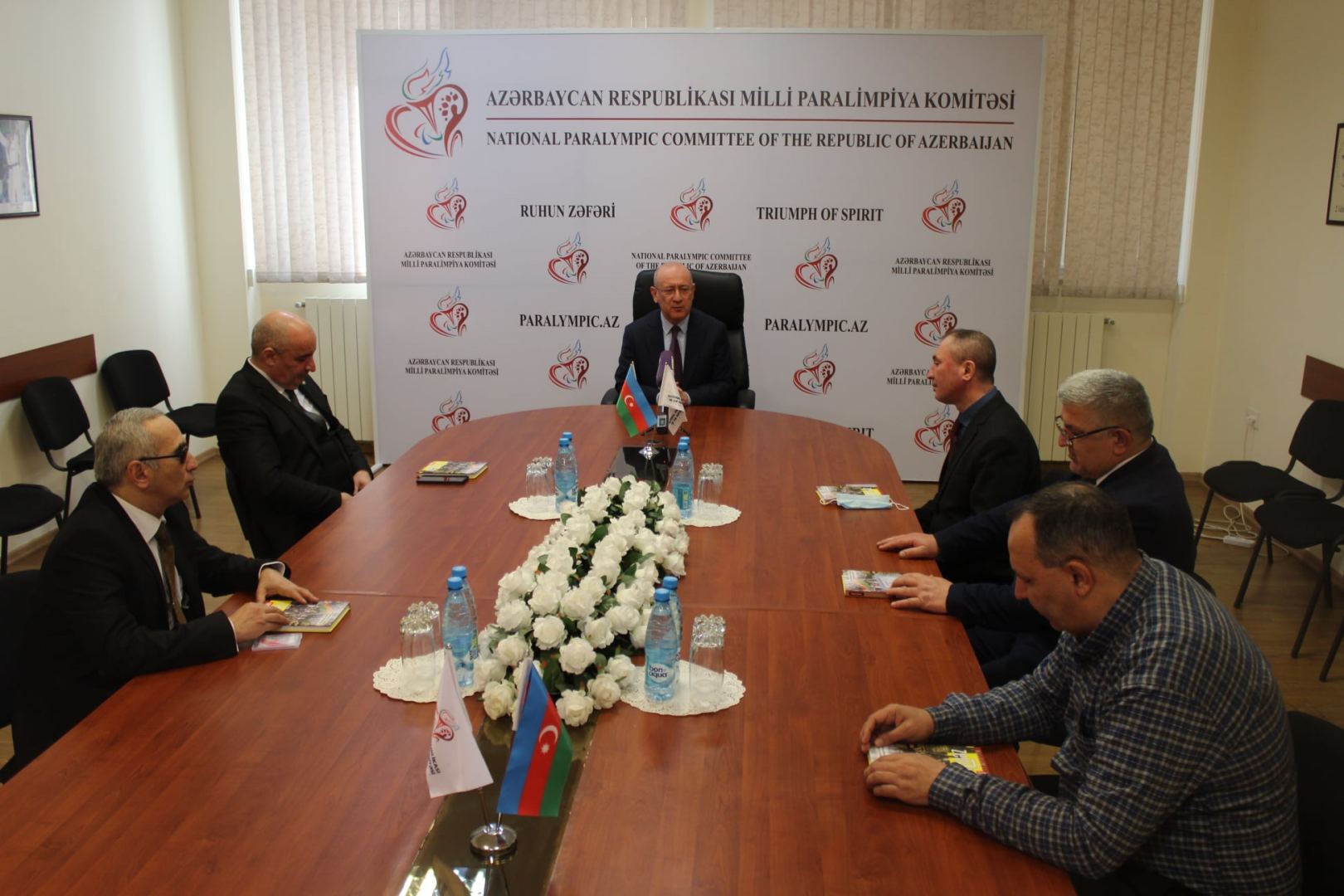 Для людей с ограниченными возможностями по зрению представлен роман "Yenilməz" (ФОТО)