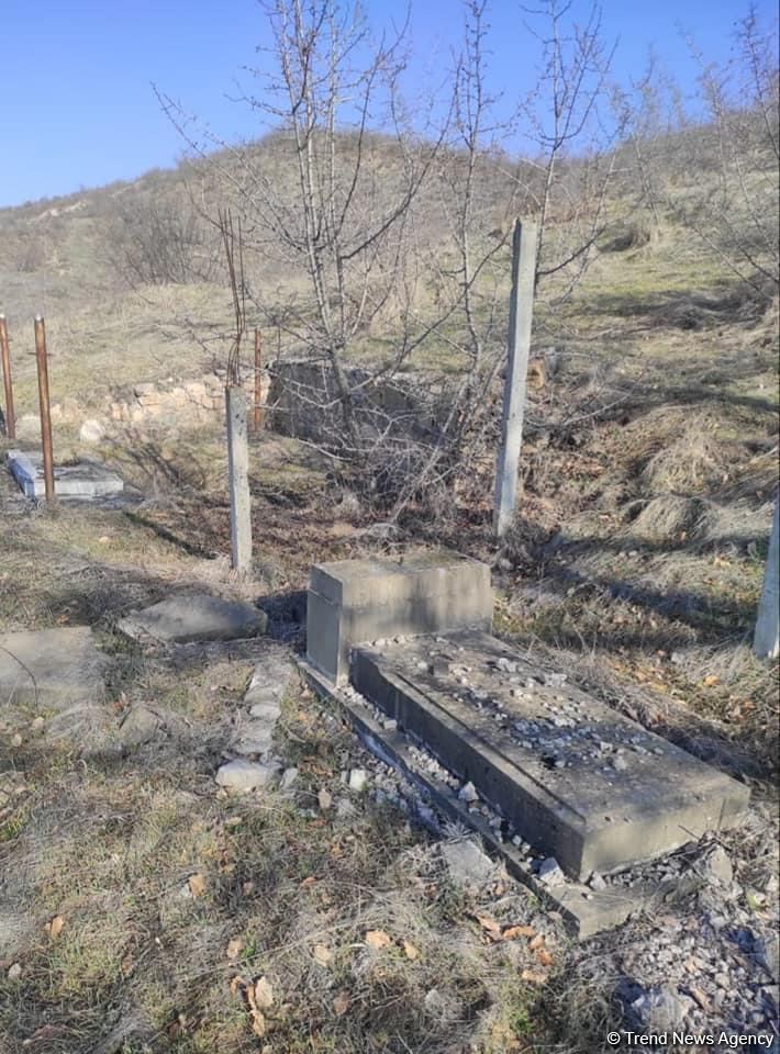 Кадры из села Сараллы Хаштаб Зангиланского района, подвергнувшегося армянскому вандализму (ФОТО)
