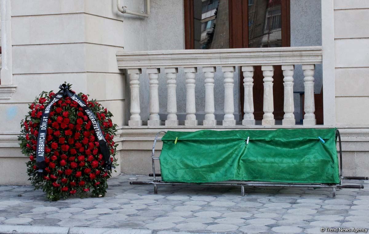 Народного артиста Азербайджана Ялчына Рзазаде аплодисментами проводили в последний путь (ФОТО)