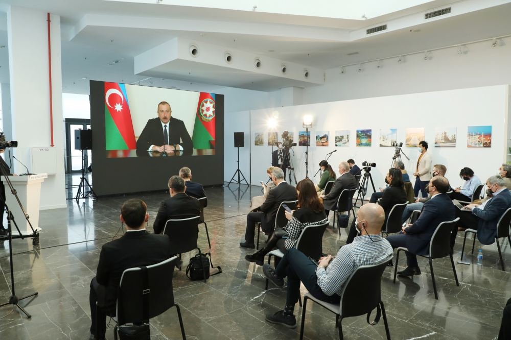 Президент Ильхам Алиев провел пресс-конференцию для представителей местных и зарубежных СМИ (ФОТО/ВИДЕО) (версия 8)