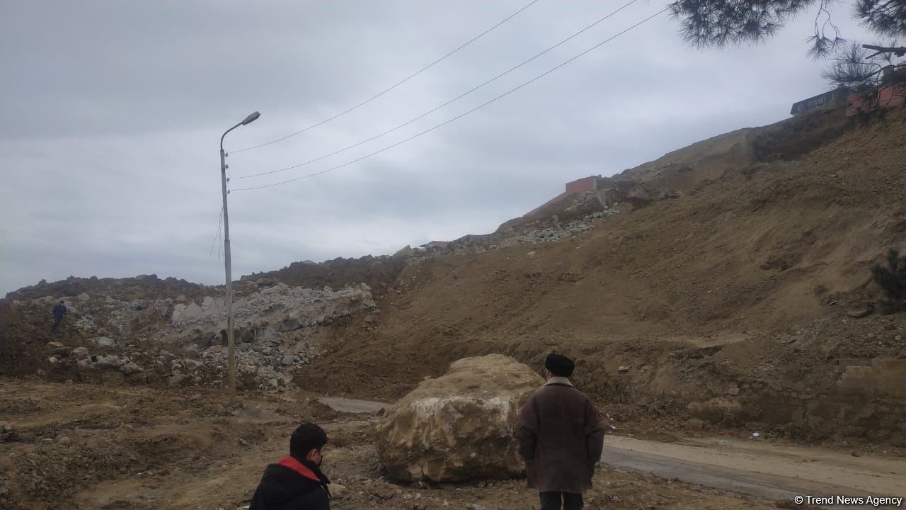 Сотрудники минэкологии Азербайджана произвели осмотр территории оползня в бакинском поселке