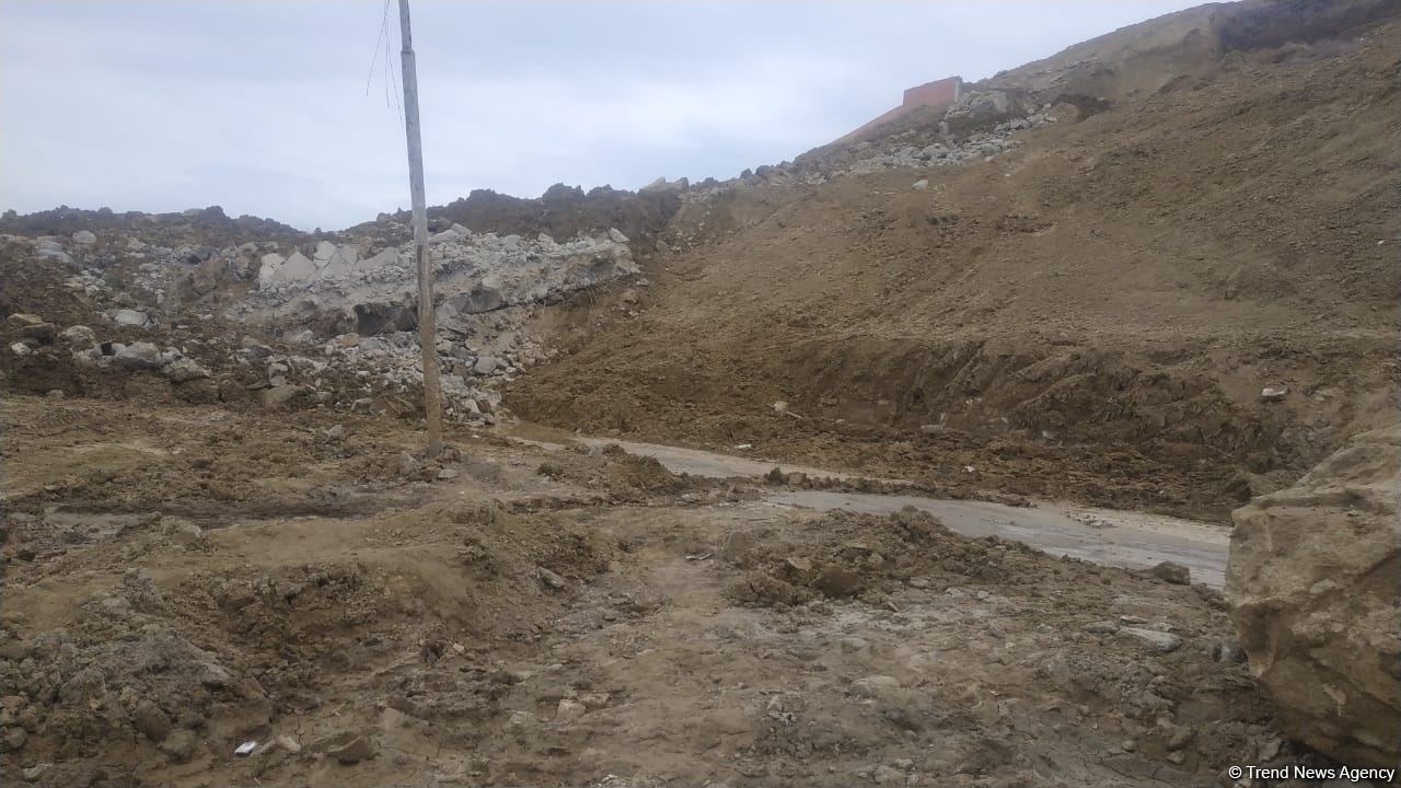 В зоне оползня в Бадамдаре бурятся три дренажные скважины - МЧС Азербайджана