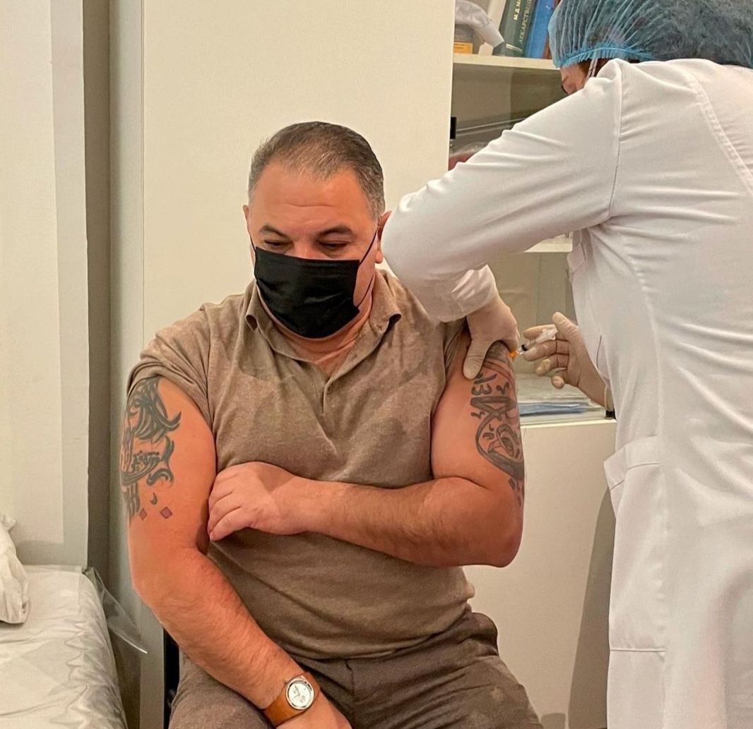 Заслуженный артист Азербайджана Адалят Шукуров прошел вакцинацию от COVID-19 (ФОТО)