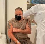 Заслуженный артист Азербайджана Адалят Шукуров прошел вакцинацию от COVID-19 (ФОТО)