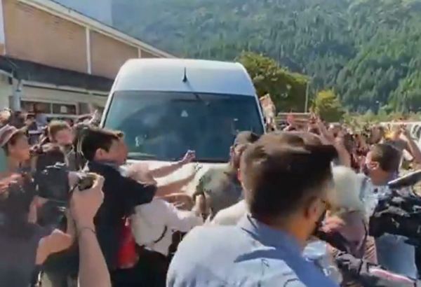 Протестующие напали на микроавтобус, в котором ехал президент Аргентины