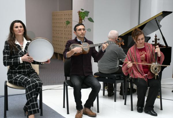 Правильное применение азербайджанского языка в исполнительском искусстве - дискуссии (ФОТО)