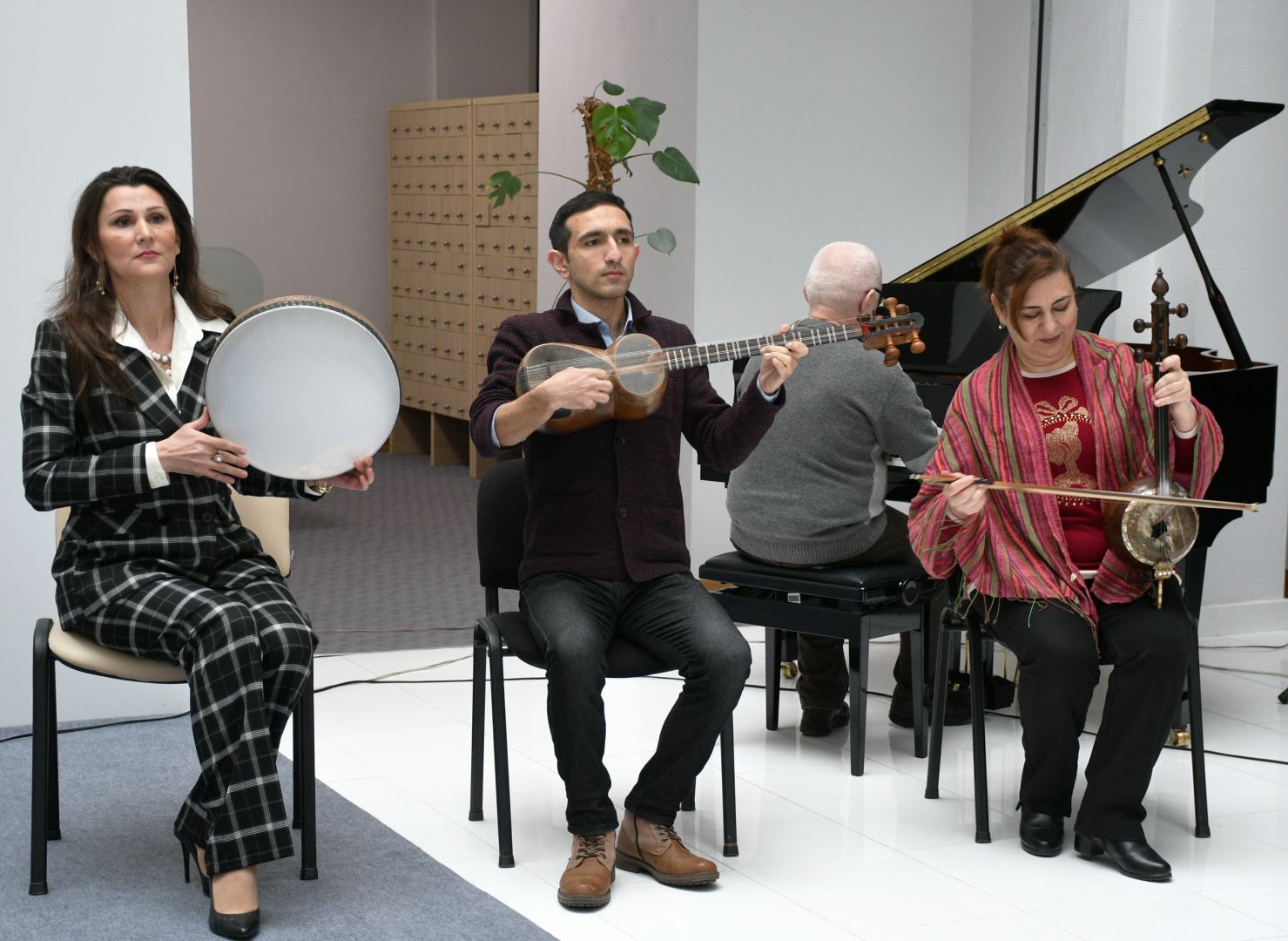 Правильное применение азербайджанского языка в исполнительском искусстве - дискуссии (ФОТО)