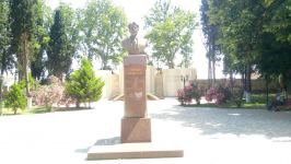 Самед Вургун в памятниках, картинах, марках ... (ФОТО)