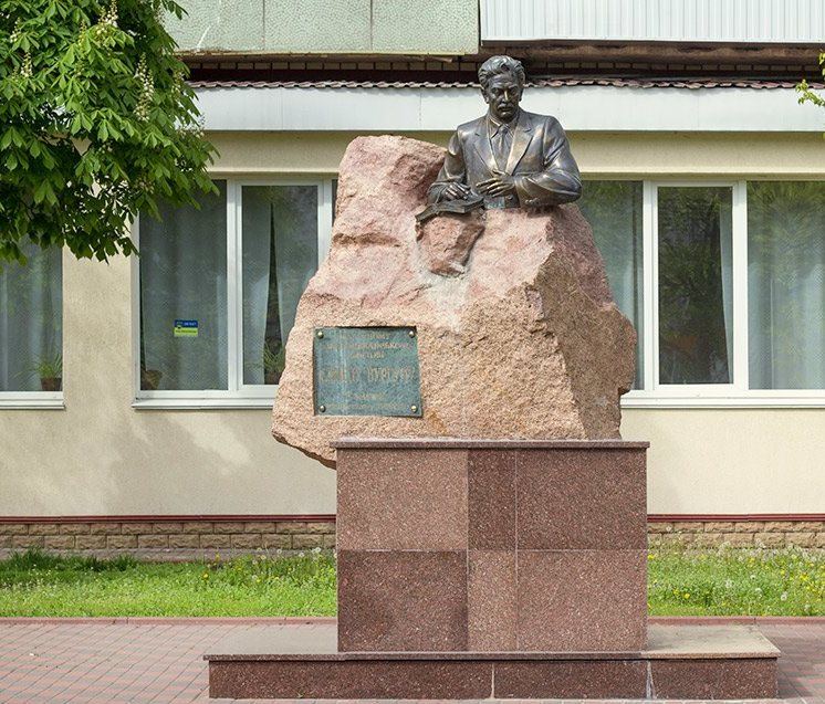 Самед Вургун в памятниках, картинах, марках ... (ФОТО)