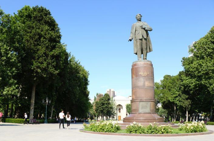 Самед Вургун в памятниках, картинах, марках ... (ФОТО)