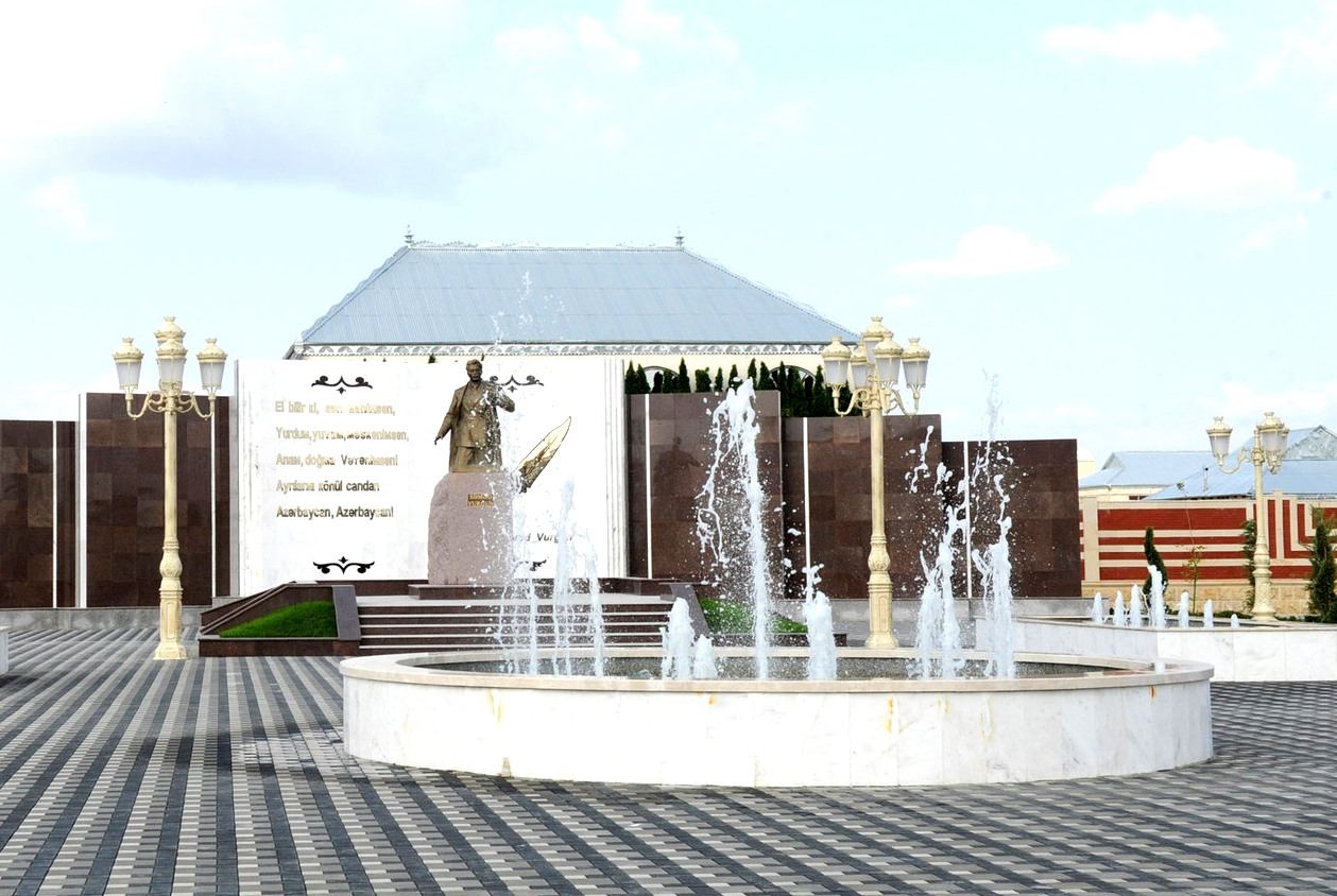 Самед Вургун в памятниках, картинах, марках ... (ФОТО)