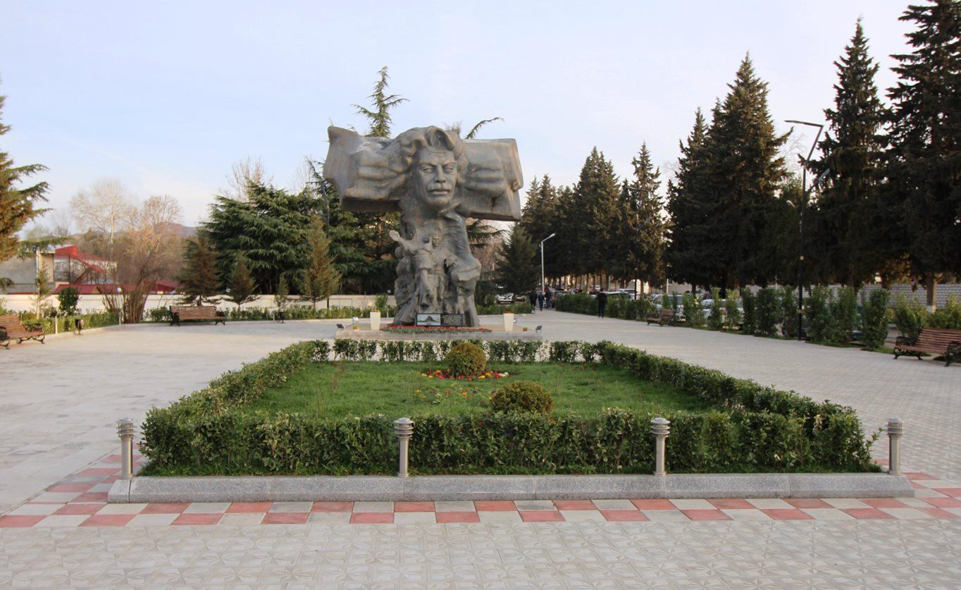 Самед Вургун в памятниках, картинах, марках ... (ФОТО)