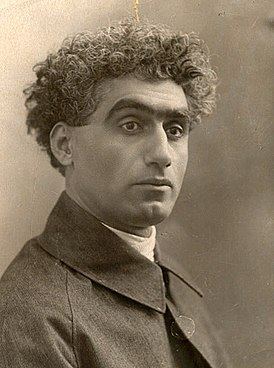 Рухулла Сидги – он продал стихотворения отца, чтобы учиться в Москве. Воплотил более 300 образов в 250 городах (ФОТО)