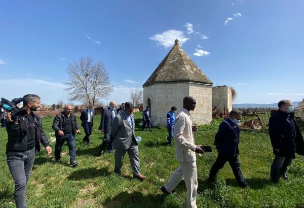 Представители ОИС посетили кладбище Имарета в Агдаме (ФОТО/ВИДЕО)