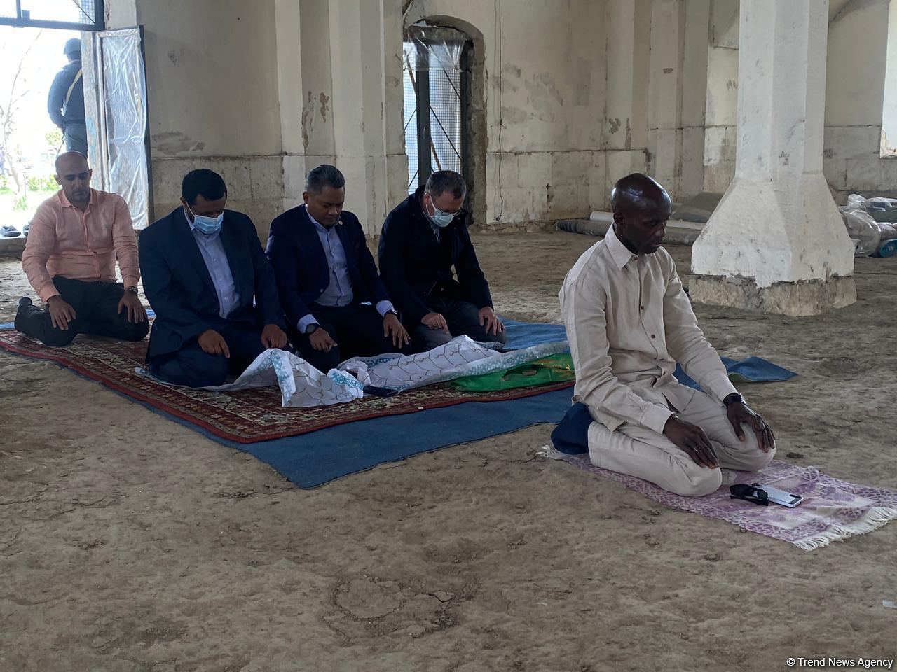 Представители ОИС совершили намаз в мечети Агдама (ФОТО/ВИДЕО)