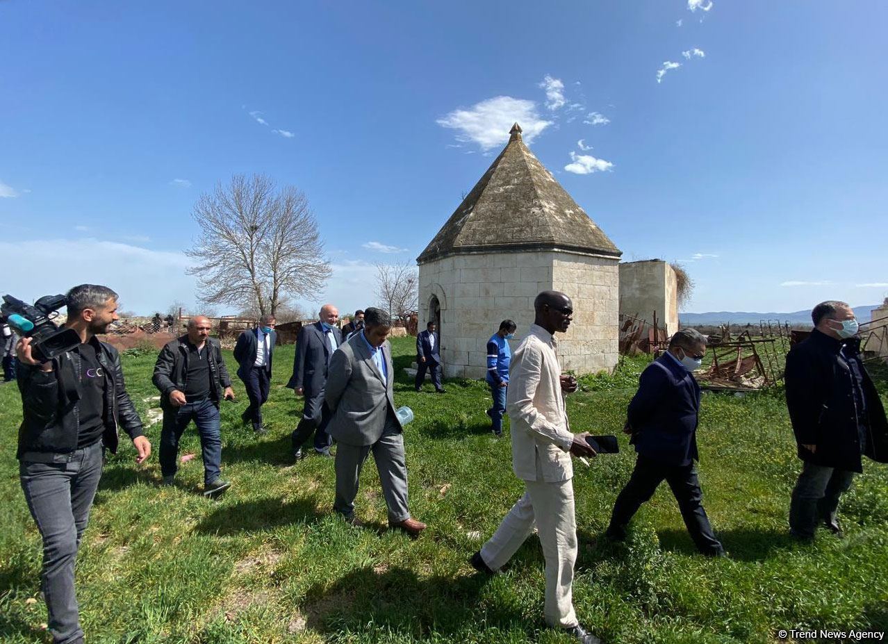 Представители ОИС посетили кладбище Имарета в Агдаме (ФОТО/ВИДЕО)
