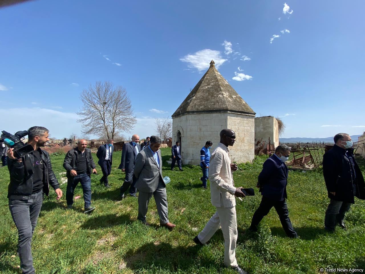 Представители ОИС посетили кладбище Имарета в Агдаме (ФОТО/ВИДЕО)