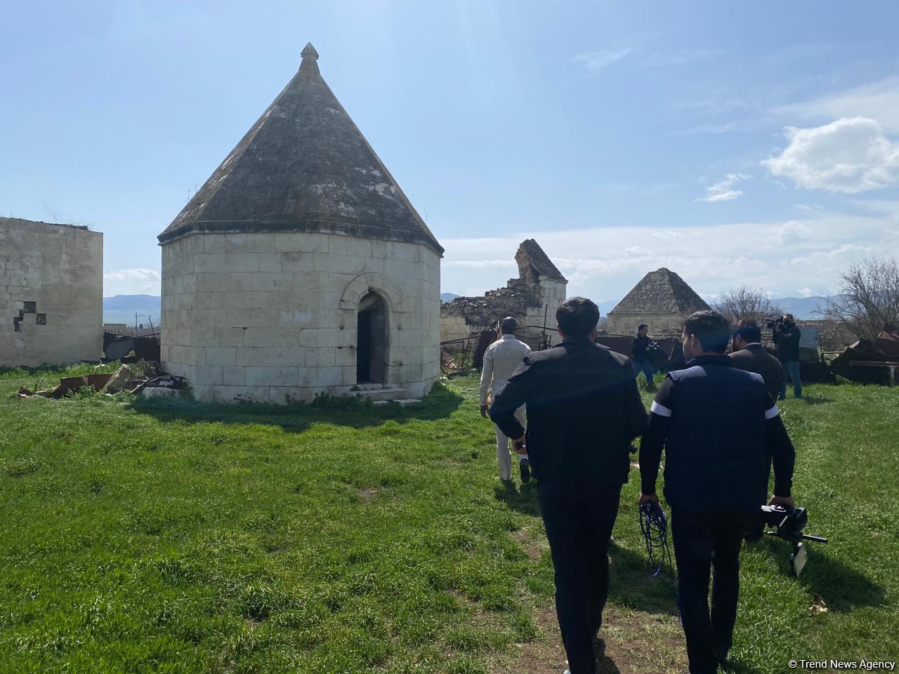 Представители ОИС посетили кладбище Имарета в Агдаме (ФОТО/ВИДЕО)