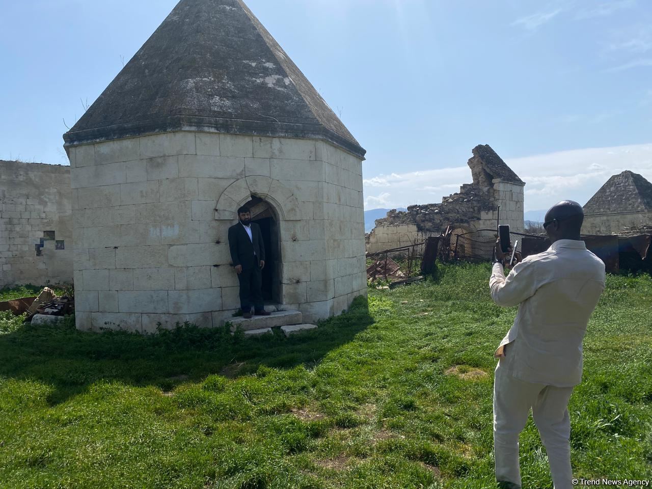 Представители ОИС посетили кладбище Имарета в Агдаме (ФОТО/ВИДЕО)