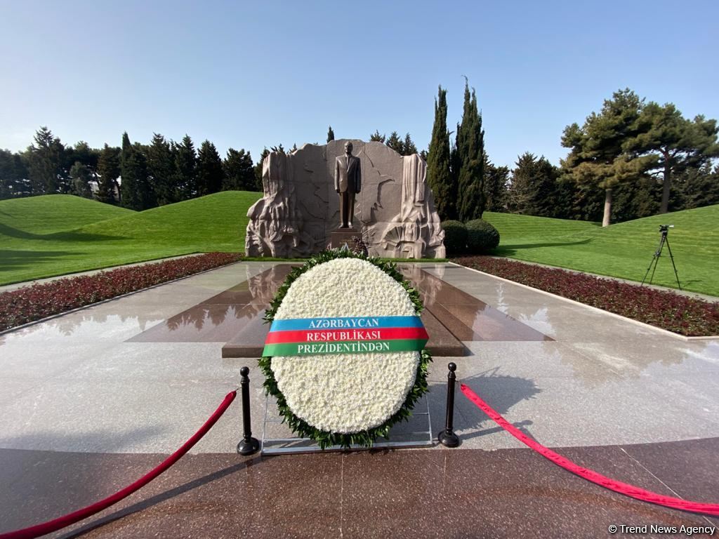 Председатель Генассамблеи ООН посетил могилу великого лидера Гейдара Алиева (ФОТО)