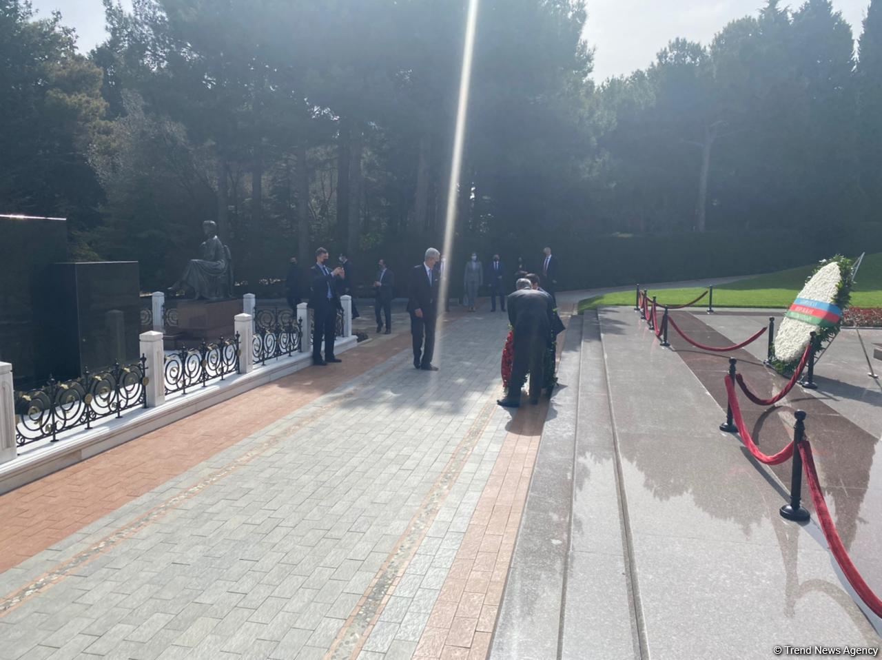 Председатель Генассамблеи ООН посетил могилу великого лидера Гейдара Алиева (ФОТО)